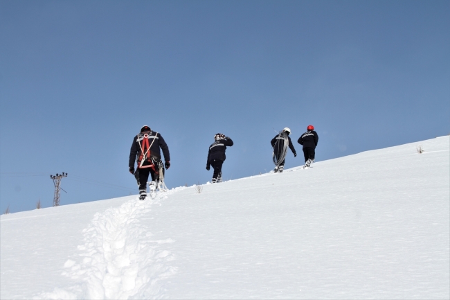 Kesintisiz enerji için karlı tepelere tırmanıp arızaları gideriyorlar